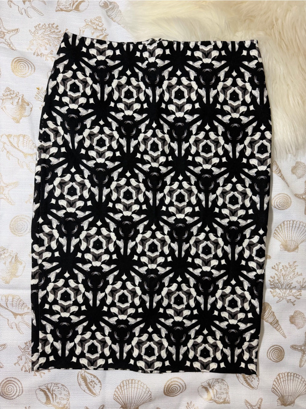 Black & White Patterned Pencil Skirt - Classic Feminine Style
